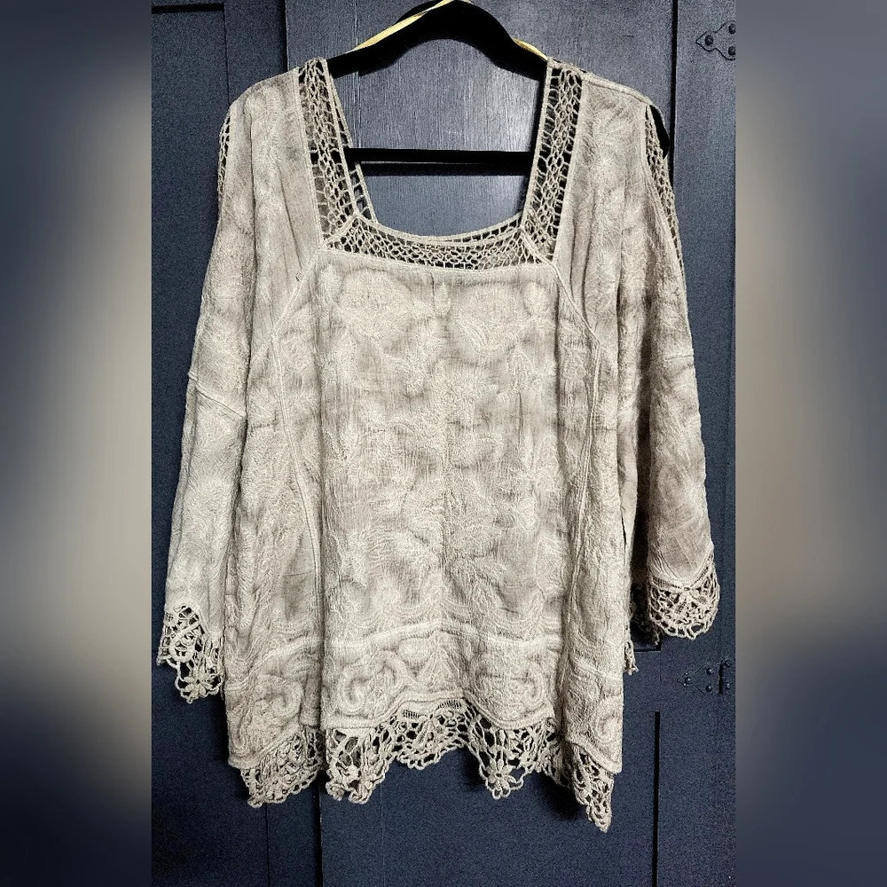 ❤️Democracy- EUC - Beige Top with Rose Prints,3/4 Flutter Sleeves, Cold Shoulder